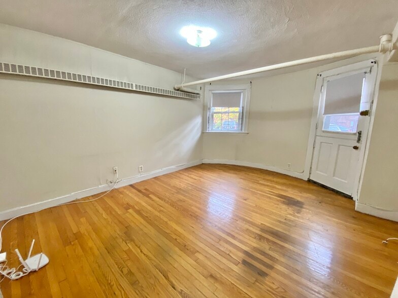 Building Photo - 1589 Beacon St