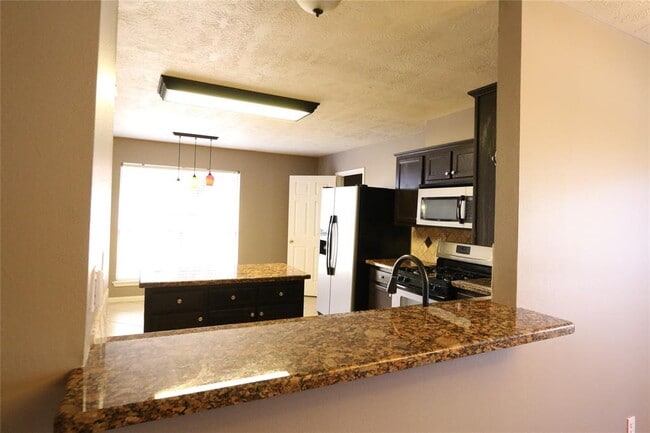 Building Photo - 10811 Burkes Garden Dr