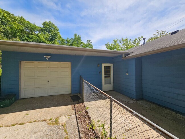 Building Photo - NIce remodeled 2 bedroom home close to dow...