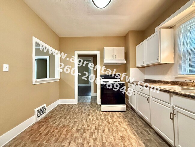 Building Photo - 5 Bedroom House