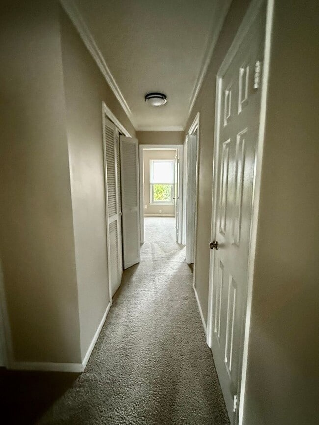 Building Photo - 3BD/2.5BA Brick Townhouse in Washington Commons off of Great Neck! Renovated throughout!