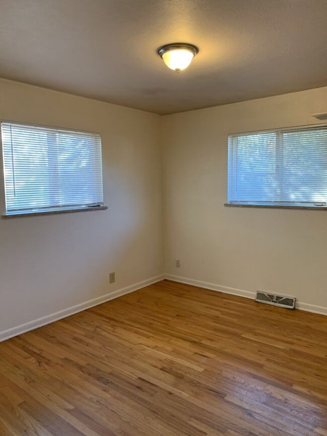 Building Photo - STUDENTS WELCOME! Spacious 5 Bed 2 Bath Ranch Home