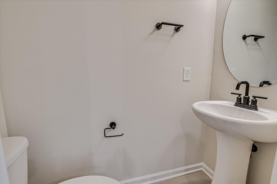 Building Photo - 624 Sadie Cir