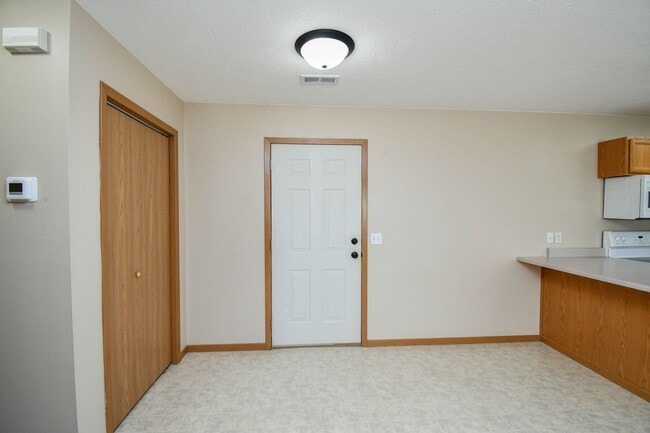 Building Photo - 1420 E Redwood Blvd