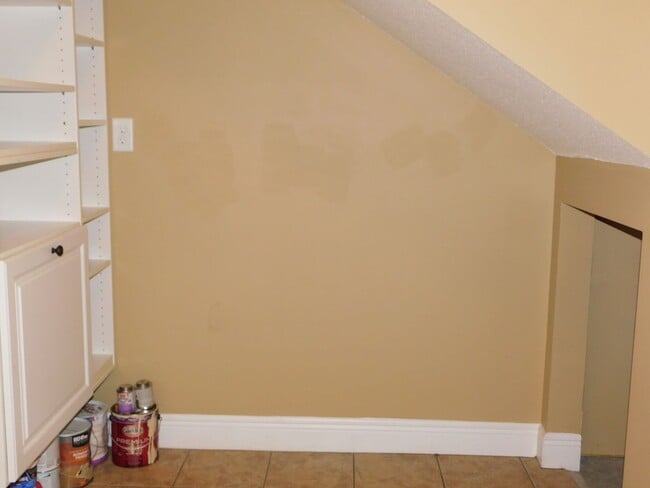 Building Photo - 4 bedroom in Crestwood-convenient location