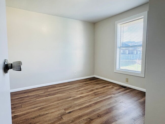 Building Photo - 210 18th St