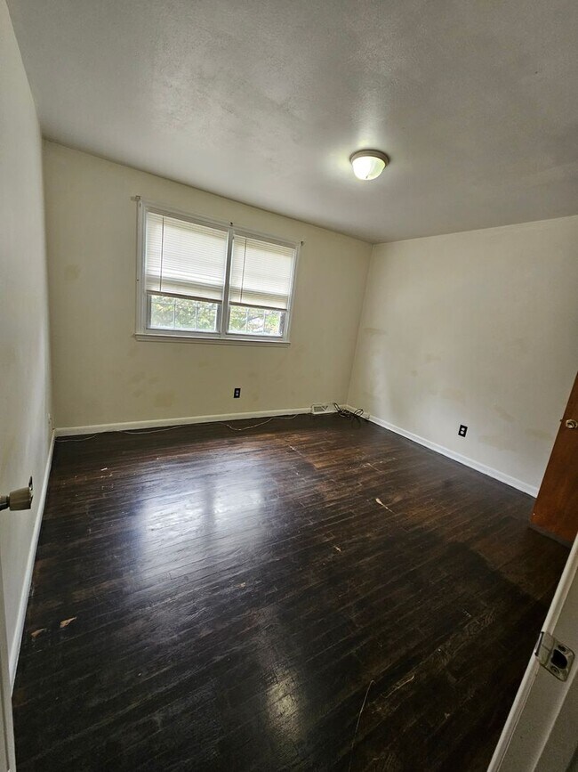 Building Photo - 4 Bedroom