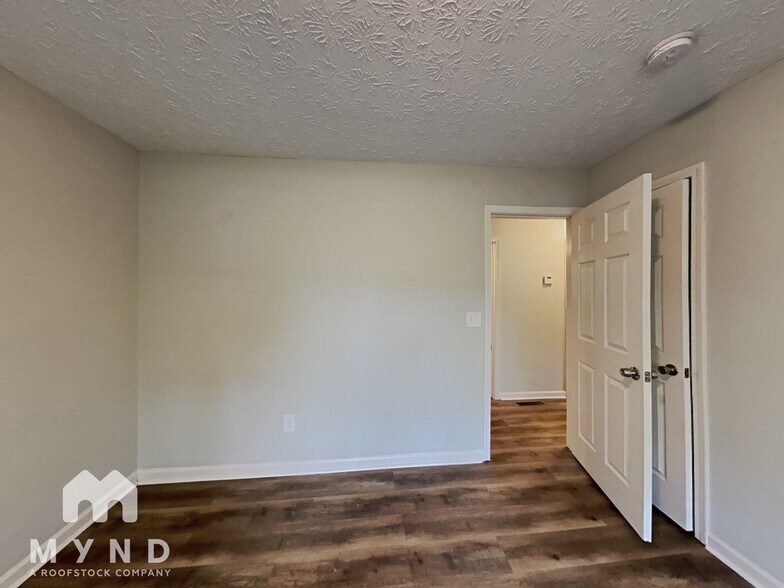 Building Photo - 2728 Columbia Dr