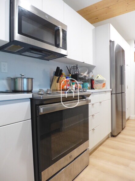 Building Photo - 45 Thorndike St
