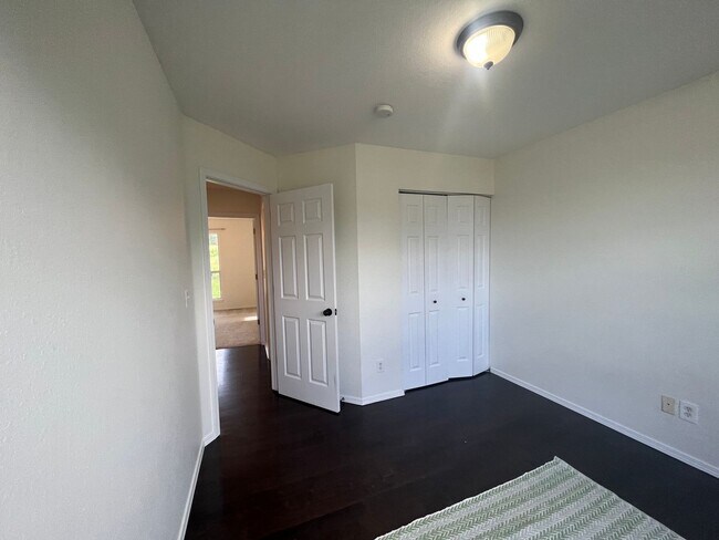 Building Photo - Adorable 3 Bedroom property with a sunroom...