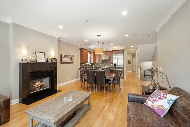 Building Photo - 3814 N Greenview Ave