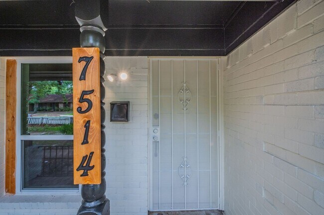 Building Photo - Remodeled 2BR Home w/ Fenced Yard – Only $1395