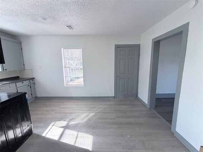 Building Photo - 608 E 4th St