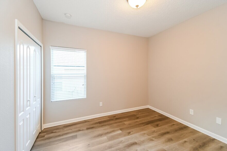Building Photo - 2325 Creekfront Dr