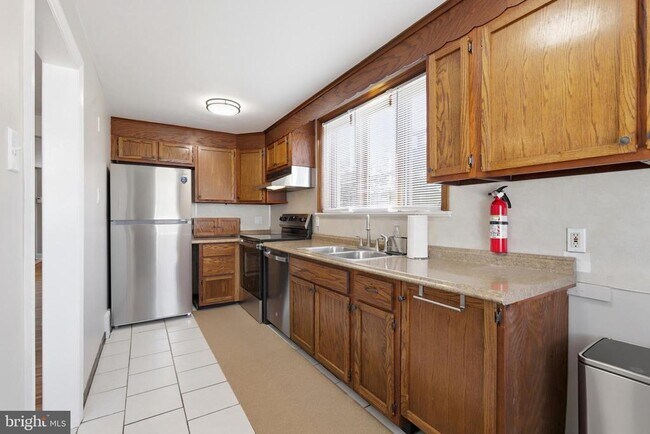 Building Photo - 271 W Wyncliffe Ave