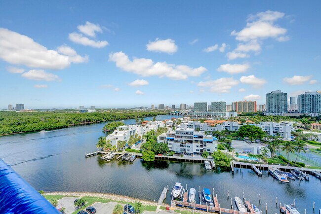 Building Photo - 400 Kings Point Dr