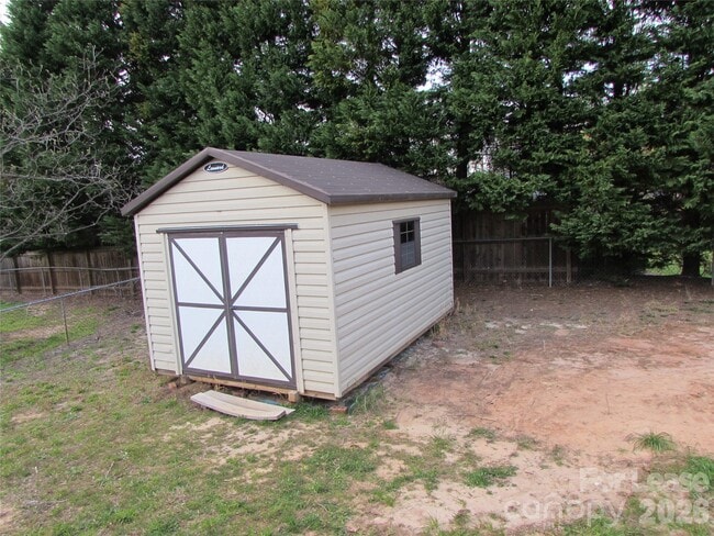 Building Photo - 124 Cove View Dr