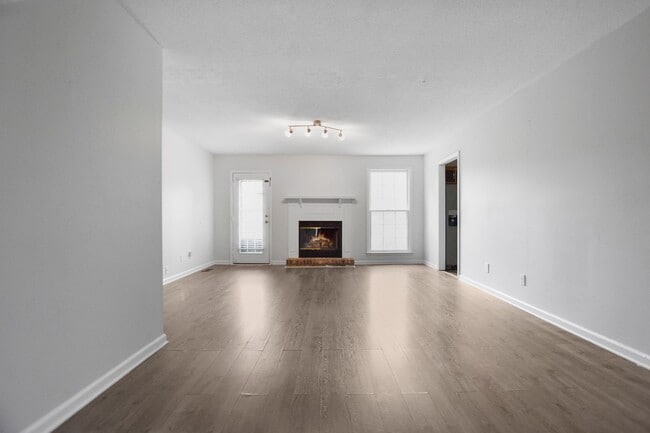 Building Photo - Pet Friendly Three Bedroom!