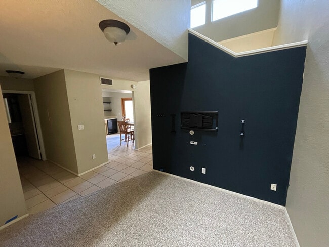 Building Photo - 3211 E Lavey Ln