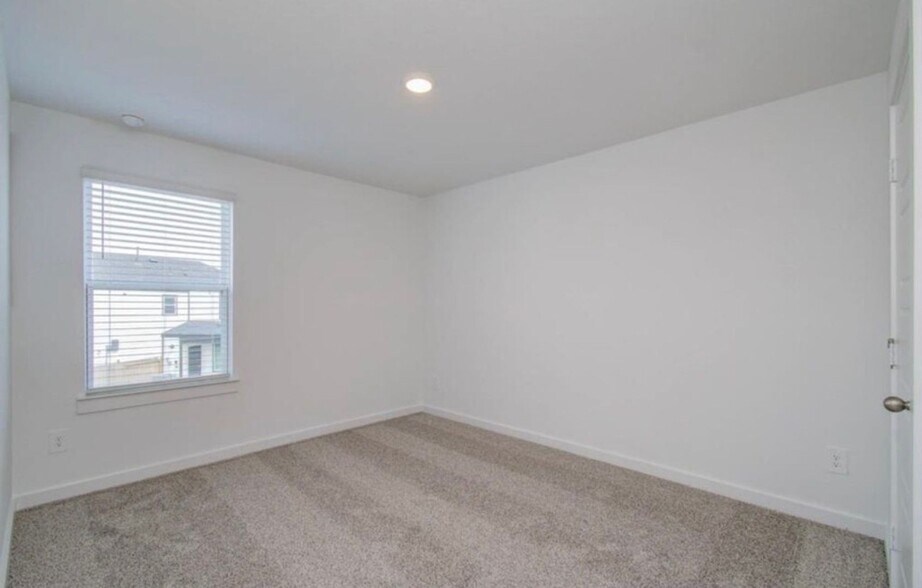 Building Photo - 2911 Crown Gate Dr