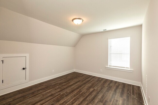 Building Photo - Single Family Home With Spacious Fenced Backyard!