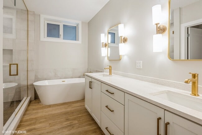 Building Photo - 1647 W Irving Park Rd