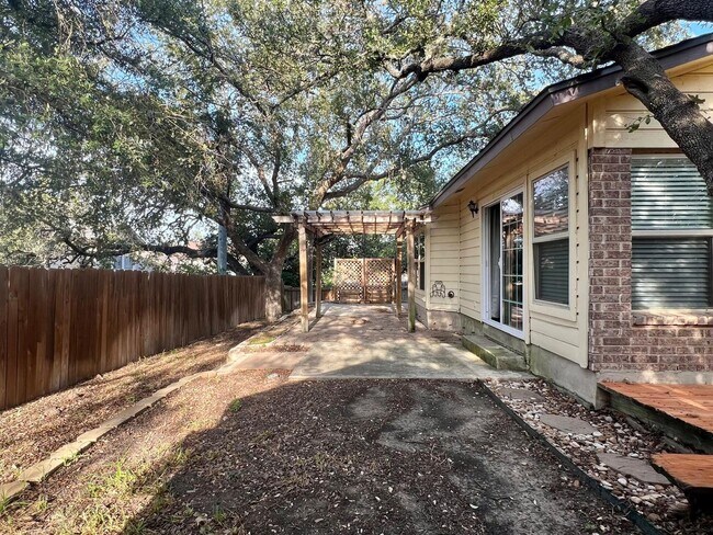 Building Photo - Charming Rental with Amazing Back Patio!