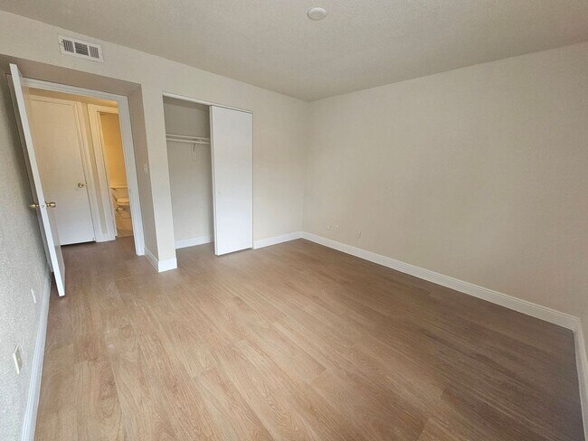 Building Photo - 2905 Winkler Ave