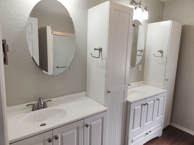 Building Photo - Updated 2 bed + bonus room / 2 bath home