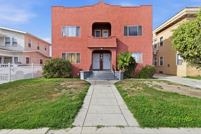 Building Photo - 707 W 48th St