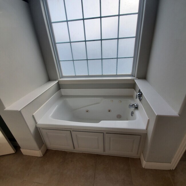 Building Photo - 2130 N Williamsburg Ln