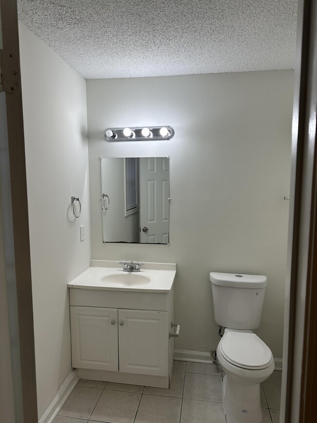 Building Photo - 4106 Hawthorne Cir