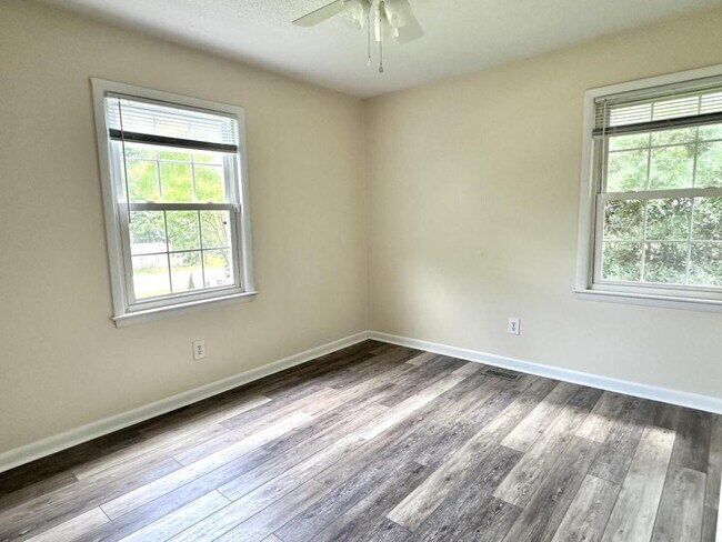 Building Photo - 246 Azalea Dr