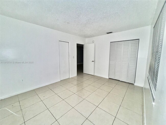 Building Photo - 637 SW 10th Ave