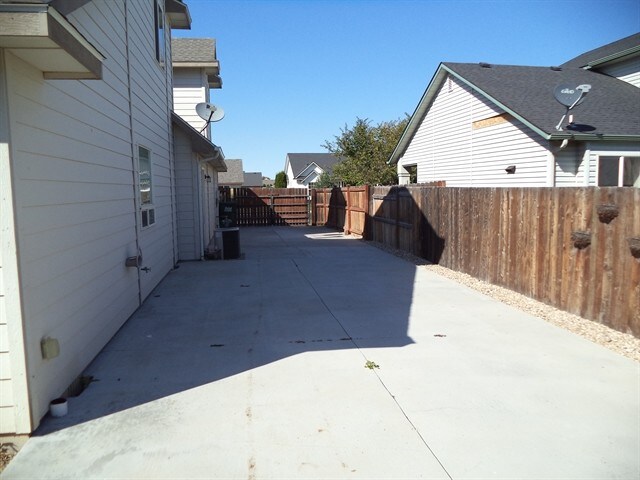 Building Photo - 1074 S New Summer Ave