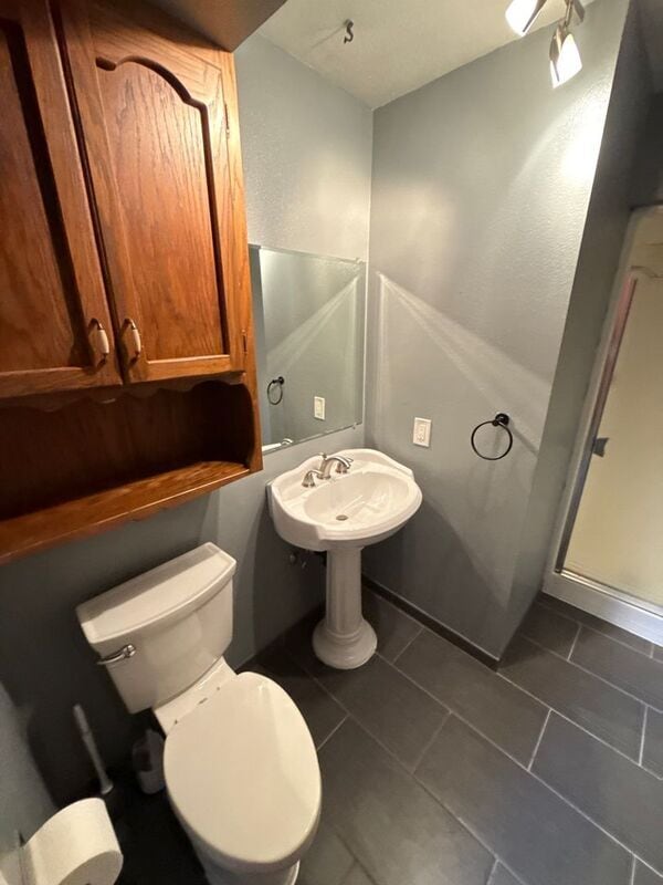 Building Photo - 869 Meadowlawn Dr SE