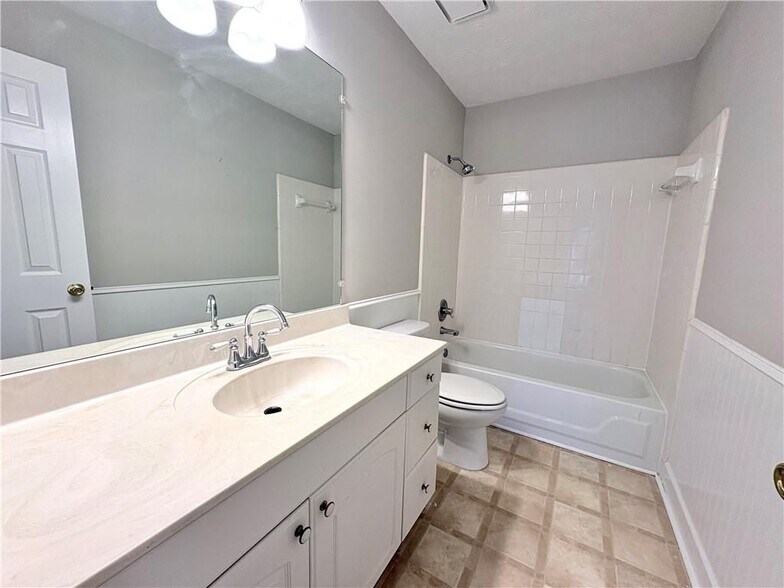 Building Photo - 1505 Yorktown Dr NW