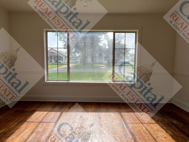 Building Photo - Spacious 3 Bedroom
