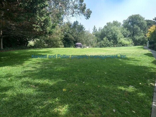 Building Photo - Schwann Lagoon 2 bed/1 bath Furnished Condo