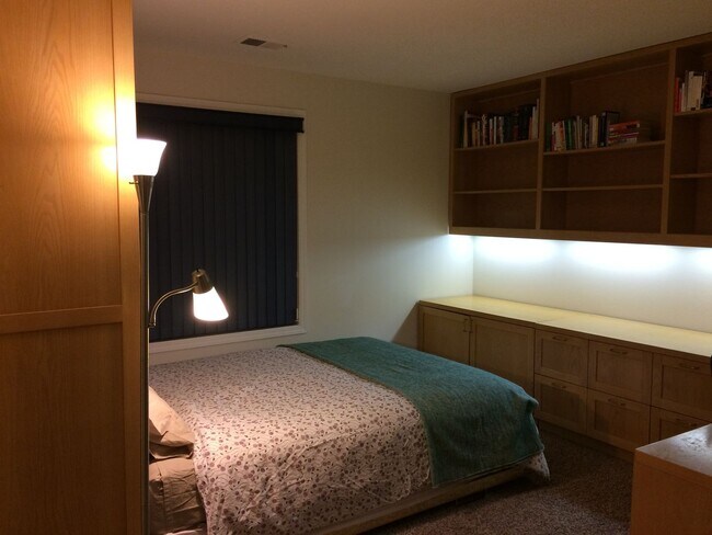 Building Photo - Gorgeous John's Landing Townhome- Luxurious Interior Renovation!