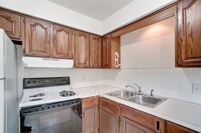 Building Photo - 1006 Ranch Dr