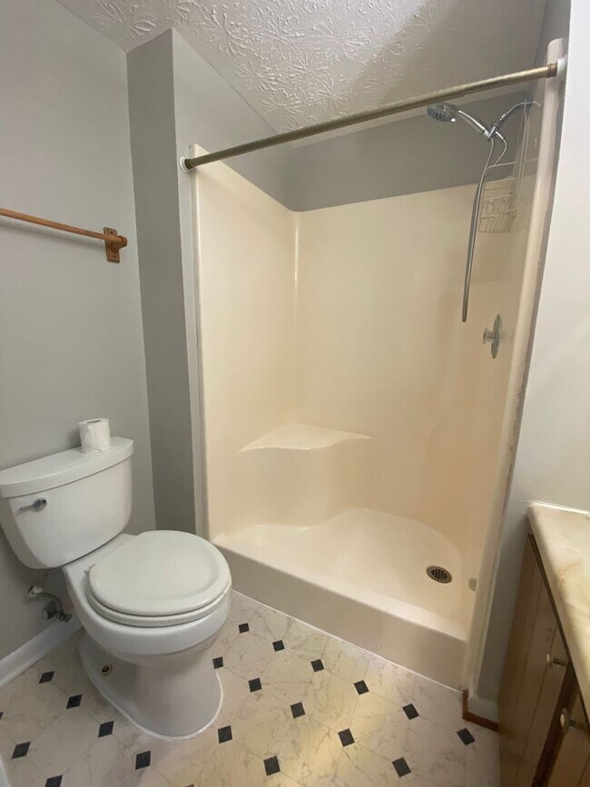 Building Photo - Spacious 5 Bedroom, 2 Bath Townhome – Edge...