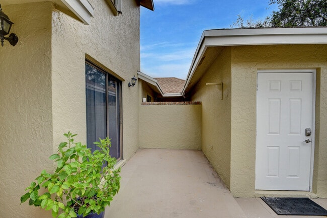 Building Photo - 1105 Maplewood Dr