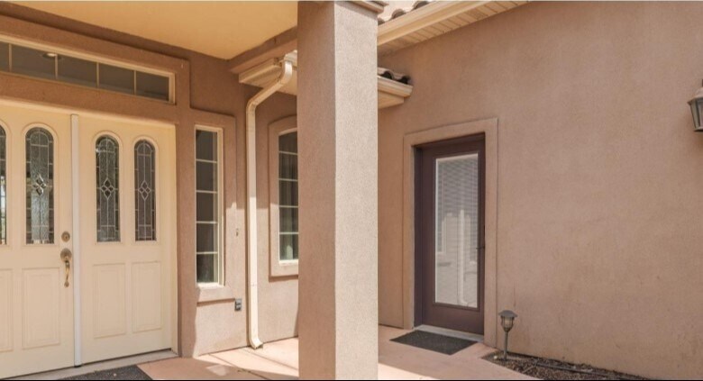 Building Photo - 584 W Mariposa Dr