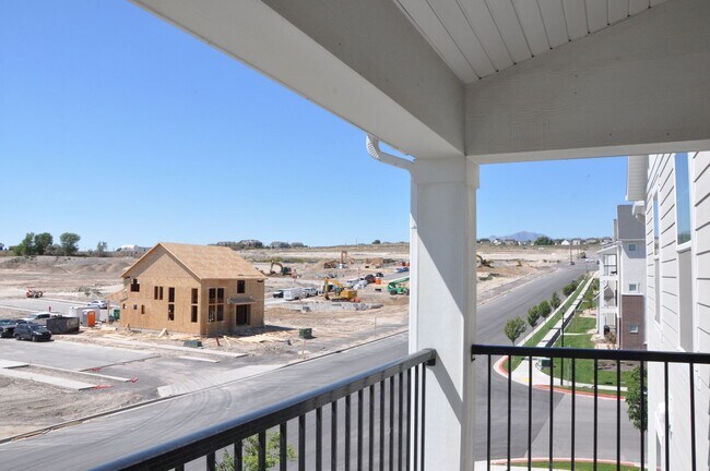 Building Photo - 3 bedroom, 2 bathroom house located in the...