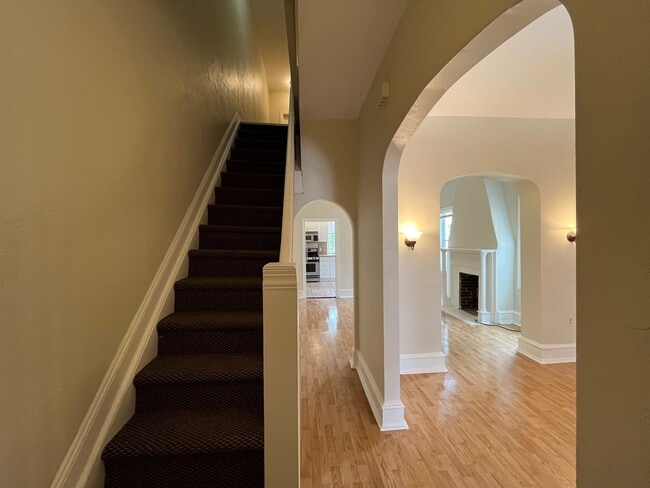 Building Photo - 350 Ophelia St