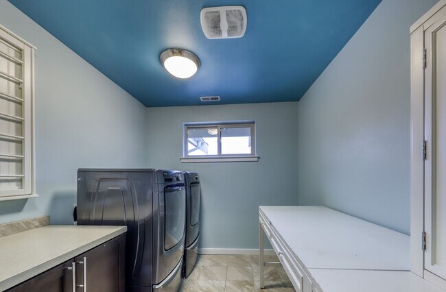 Building Photo - Gorgeous Large Home