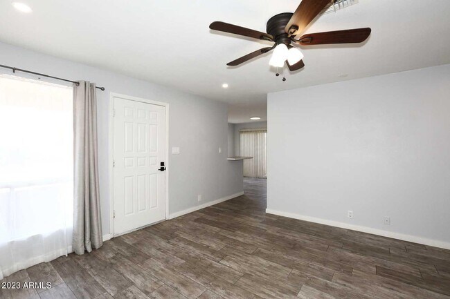 Building Photo - 522 W Blackhawk Dr