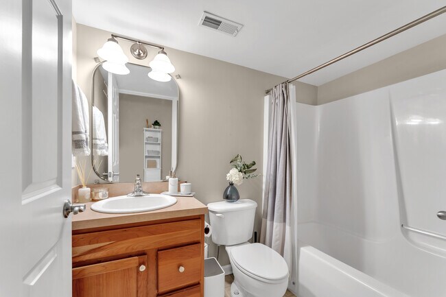 Building Photo - 6690 Green Valley Ct SE