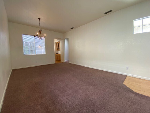 Building Photo - Charming 5 bedroom 2.5 bathroom home located in Natomas!
